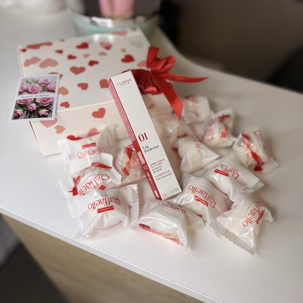 Бокс с Rafaello и блеском Clarins