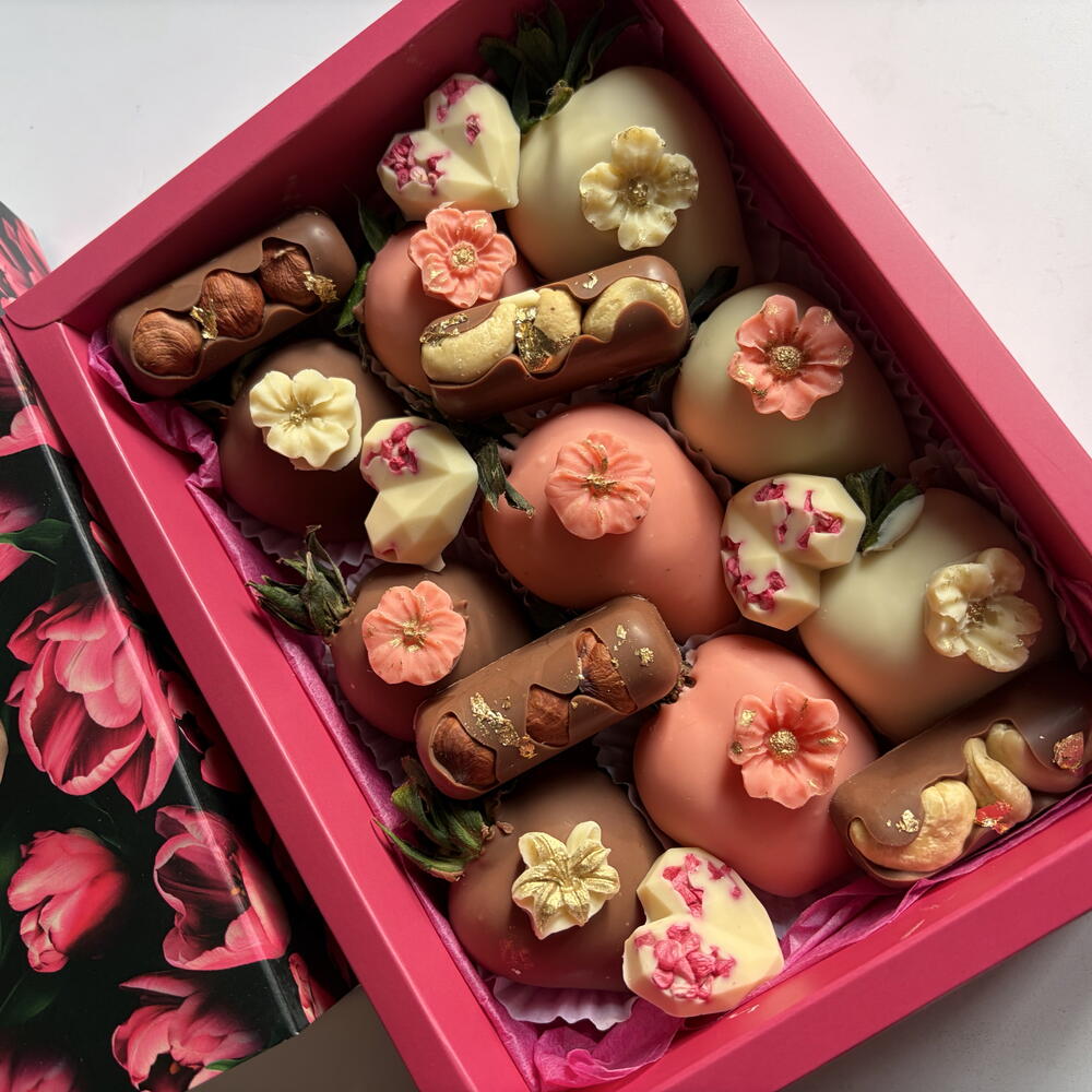 Клубника, фундук в шоколаде