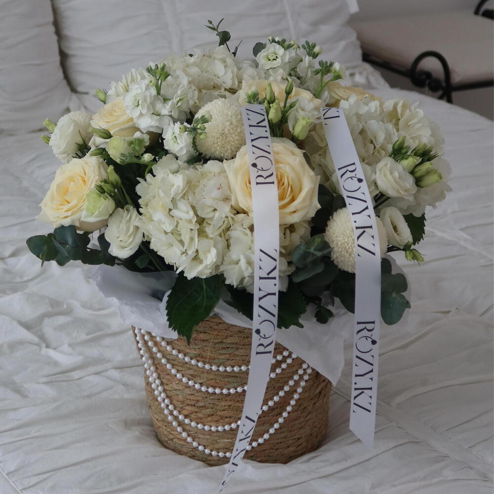Корзина с белыми цветами PURE ELEGANCE