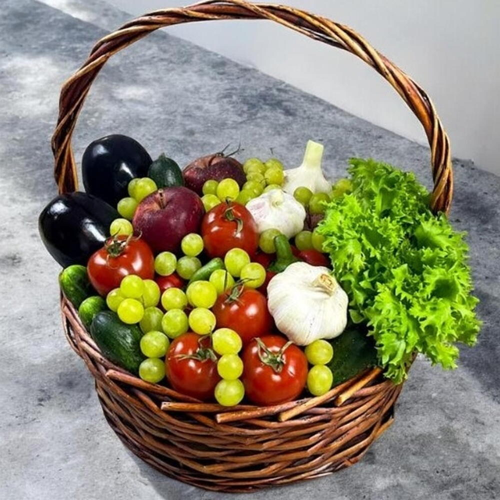 Фруктовая корзина с овощами