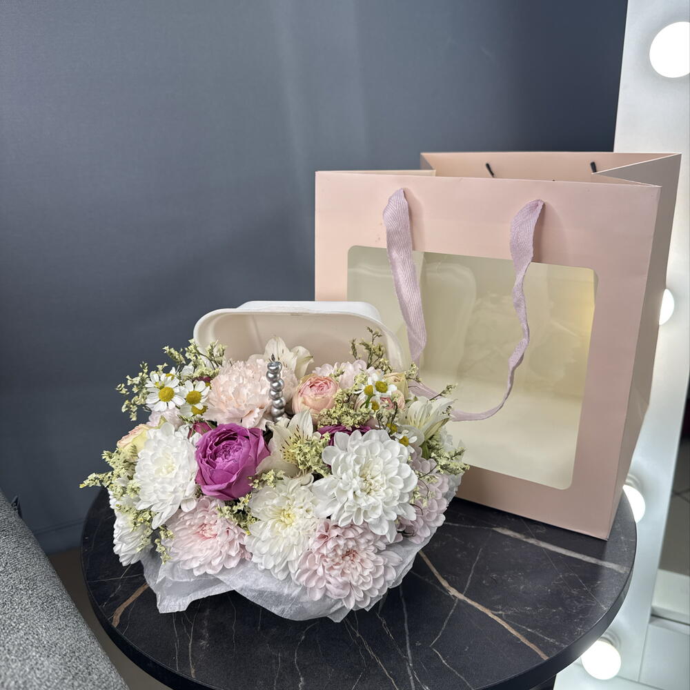 Бенто-Букет из цветов🎂💐 из Кустовой Розы, хризантемы Алтай и диантусов