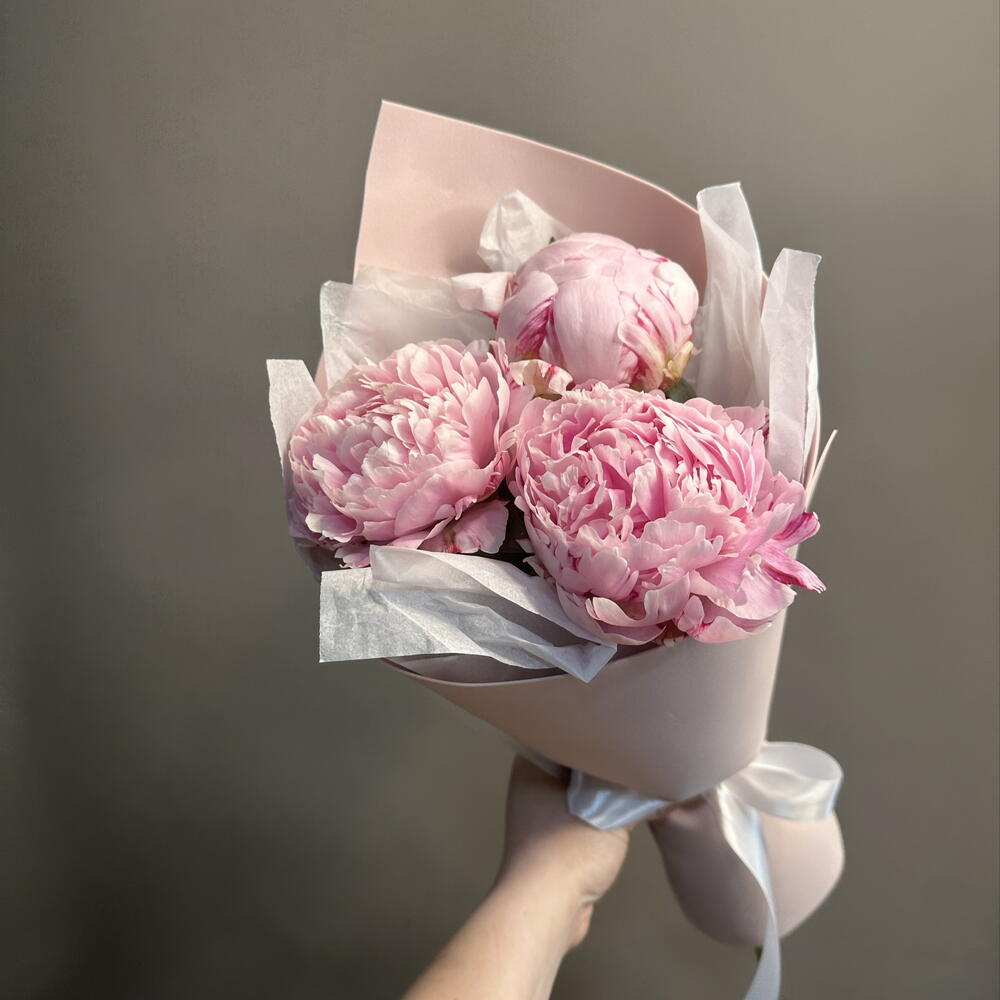 «Хорошие новости» 💌 букет «конвертик» с пионами
