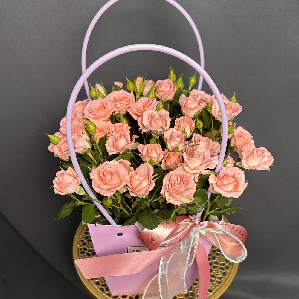 Кустовые розы в коробке