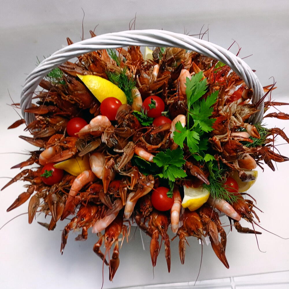 Корзина с раками и креветками