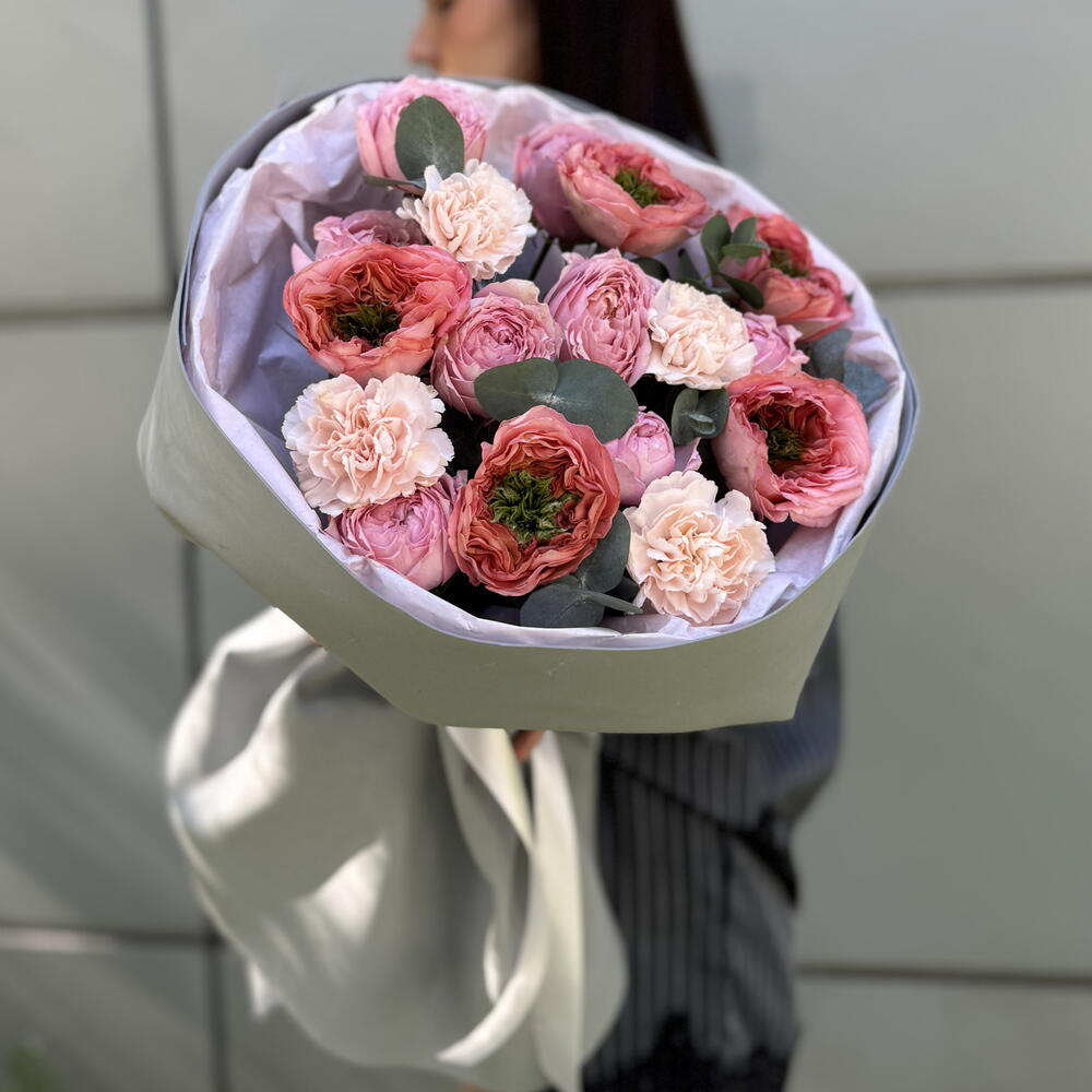 Эксклюзивный букет «Гармония оттенков 🌸🎀»из пион роз сорта Мондарин , диантусов ,кустовые розы Джульетта 🩷
