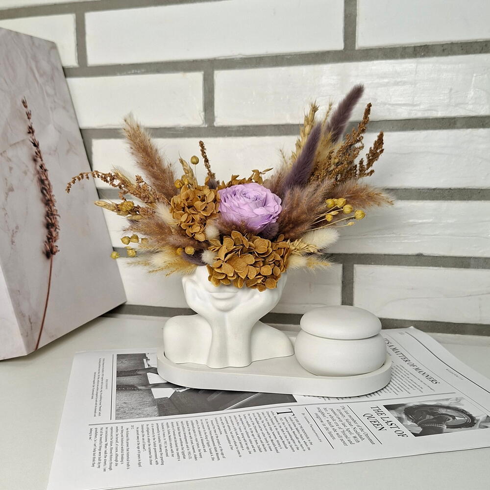 Девушка с стабилизированными цветами и сухоцветами 💜