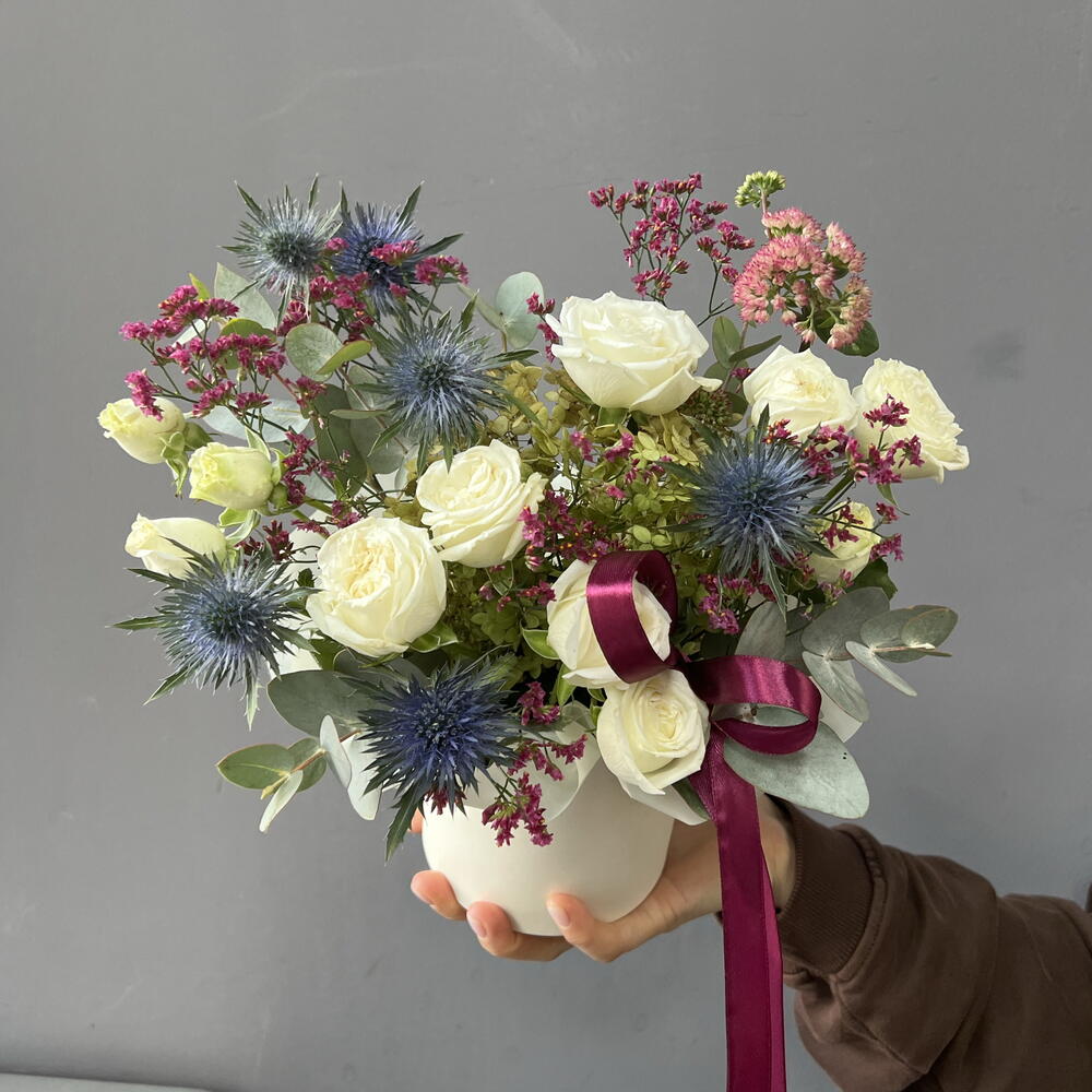 Композиция в шляпной коробке с садовыми цветами 🌸