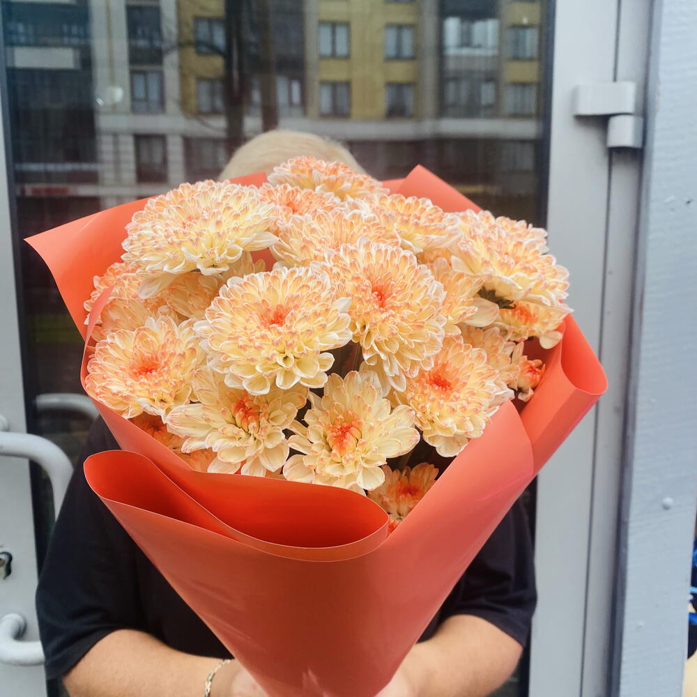 Букет из персиковых хризантем
