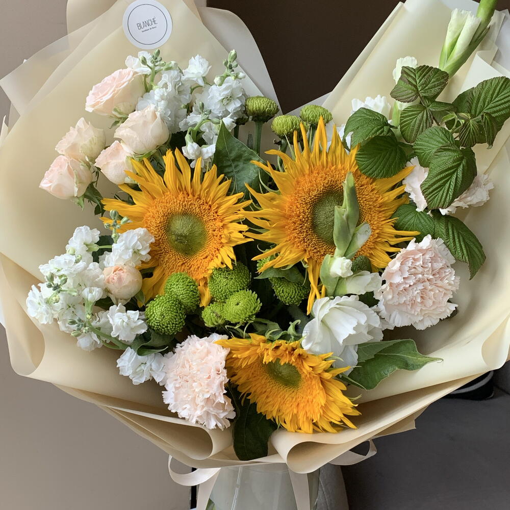 Букет «Подсолнухи» с гладиолусами и маттиолой💛