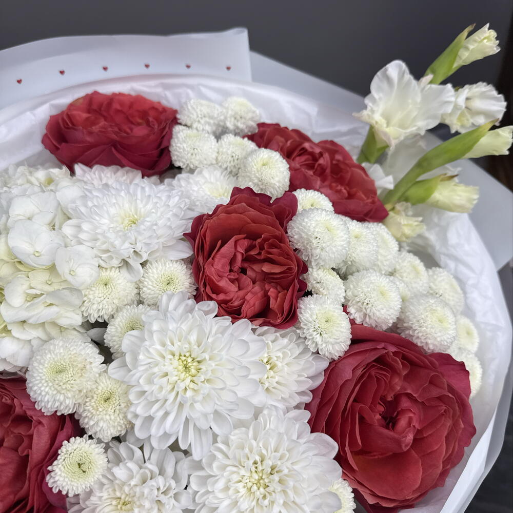Букет с гладиолусом, гортензией и розами