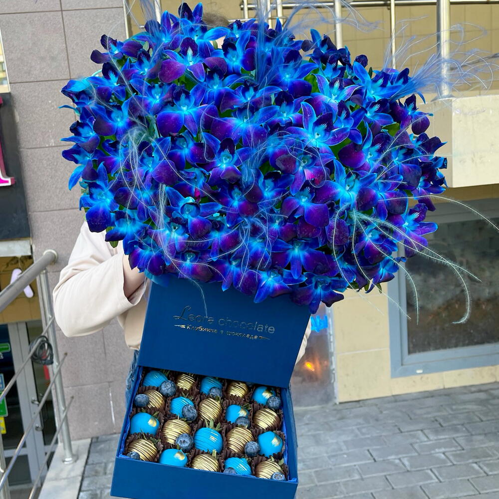 Премиум шкатулка. Цветы и клубника в Бельгийском шоколаде Callebaut. Подарочный набор 715