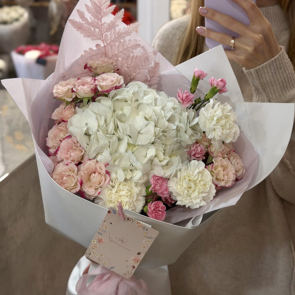 Букет с гортензией, кустовыми розами и диантусами 🌸