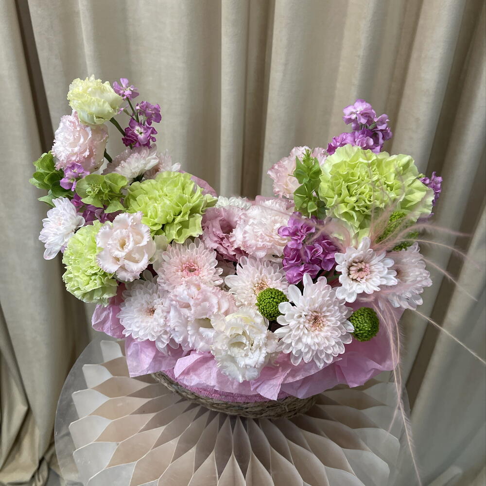 Композиция с эустомой, хризантемой, маттиолой и диантусами 🌸