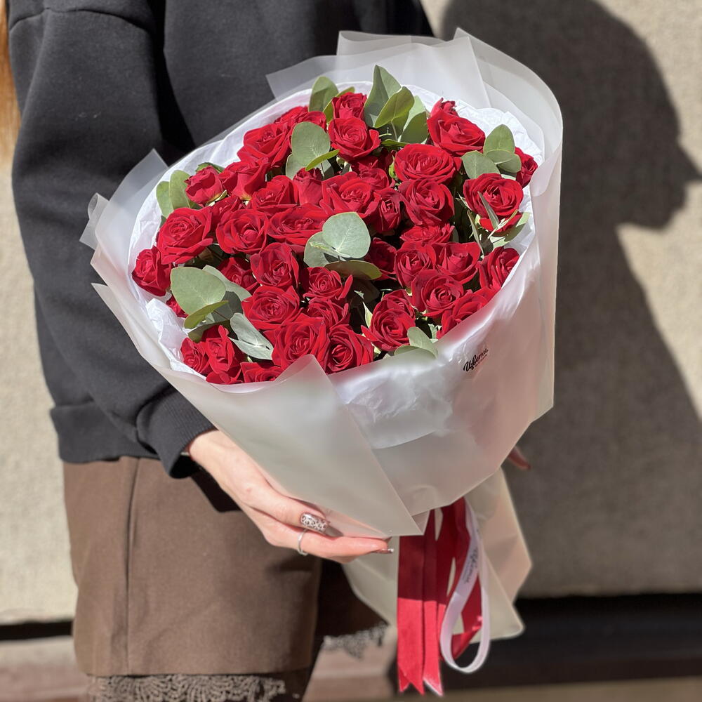 Букет из кустовых роз и эвкалипт