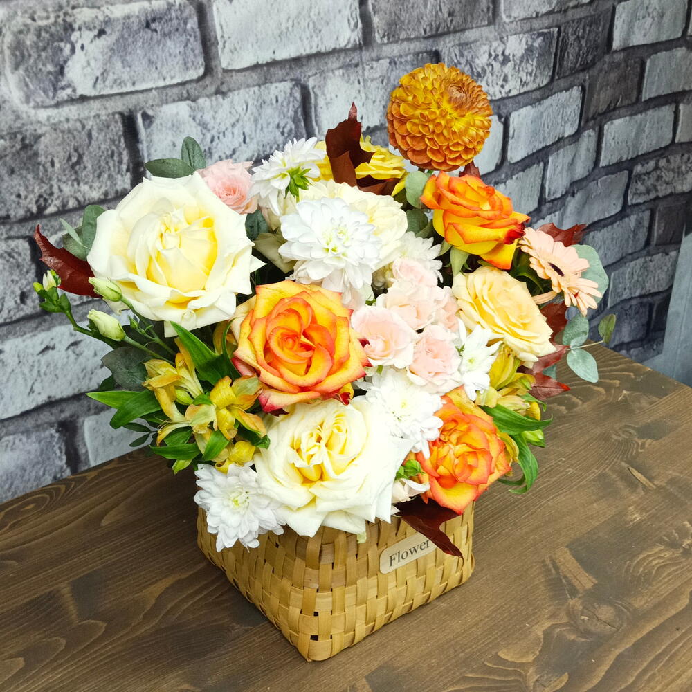 Стильная композиция из роз и георгинов в плетёной корзинке 🌼