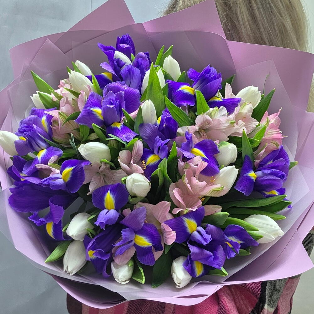 Букет из ирисов, альстромерии,  тюльпанов