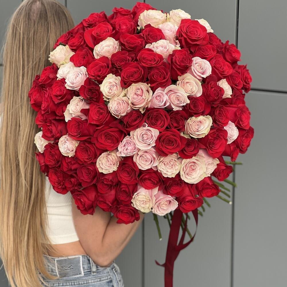 Букет из 101 красной и розовой розы