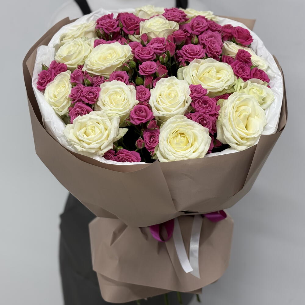 Amor — Букет из белых классических и ярко-розовых кустовых роз