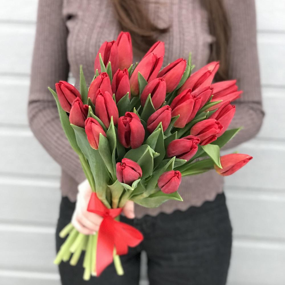 Букет из красных лилиецветных тюльпанов