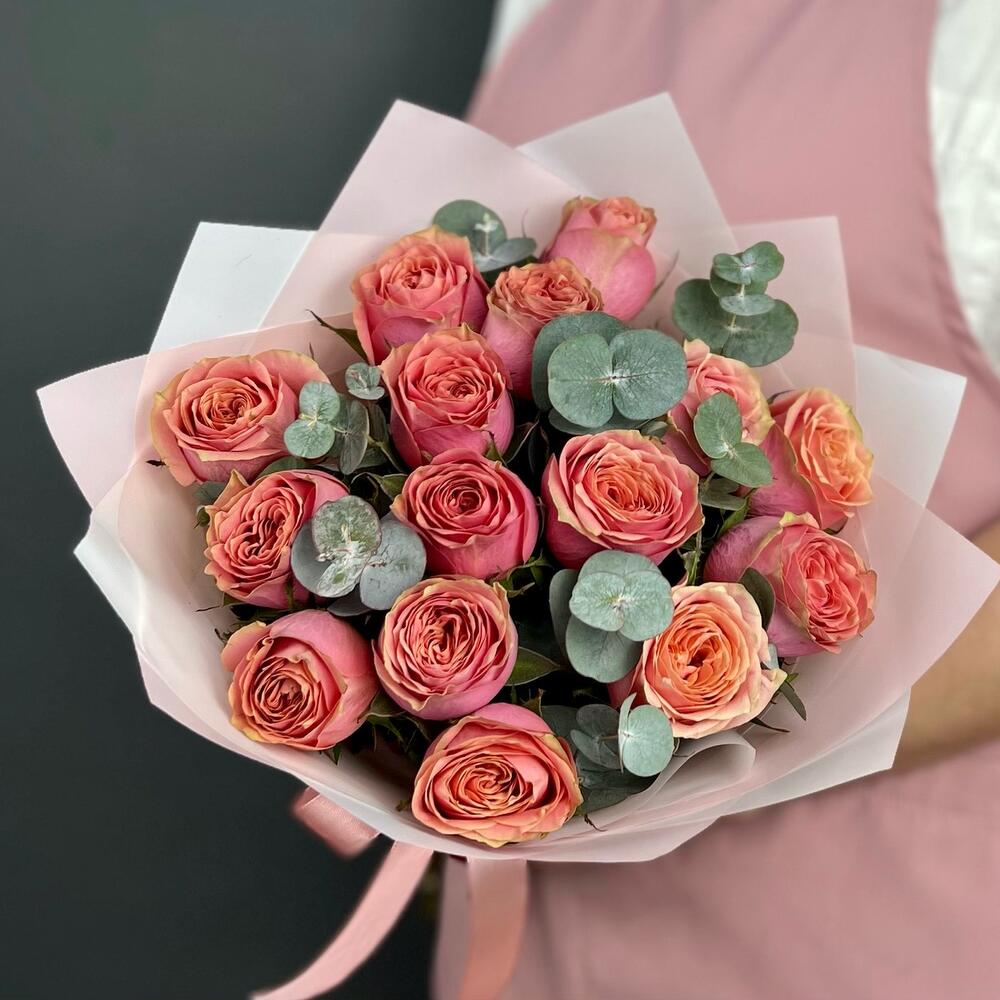 Букет роз. Коралловые пионовидные Розы 15 шт и Эвкалипт