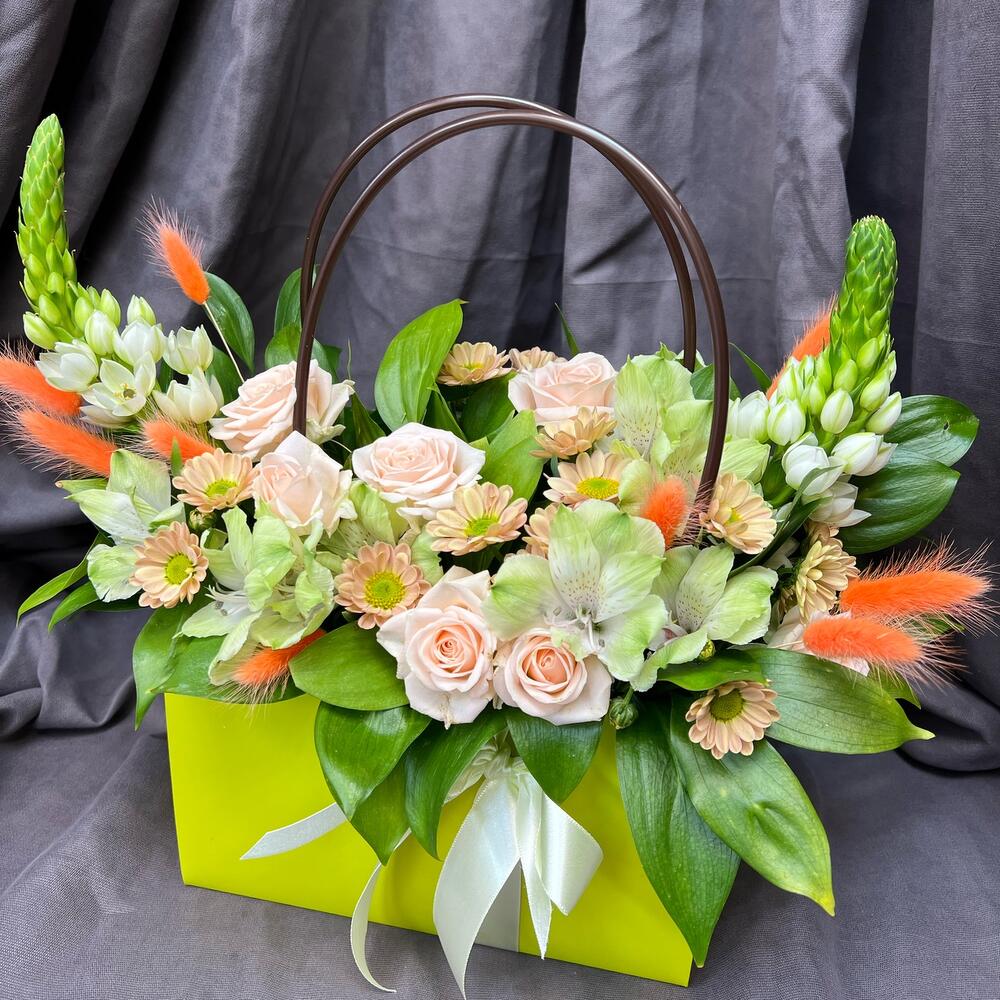 Flores en una bolsa ensalada fresca