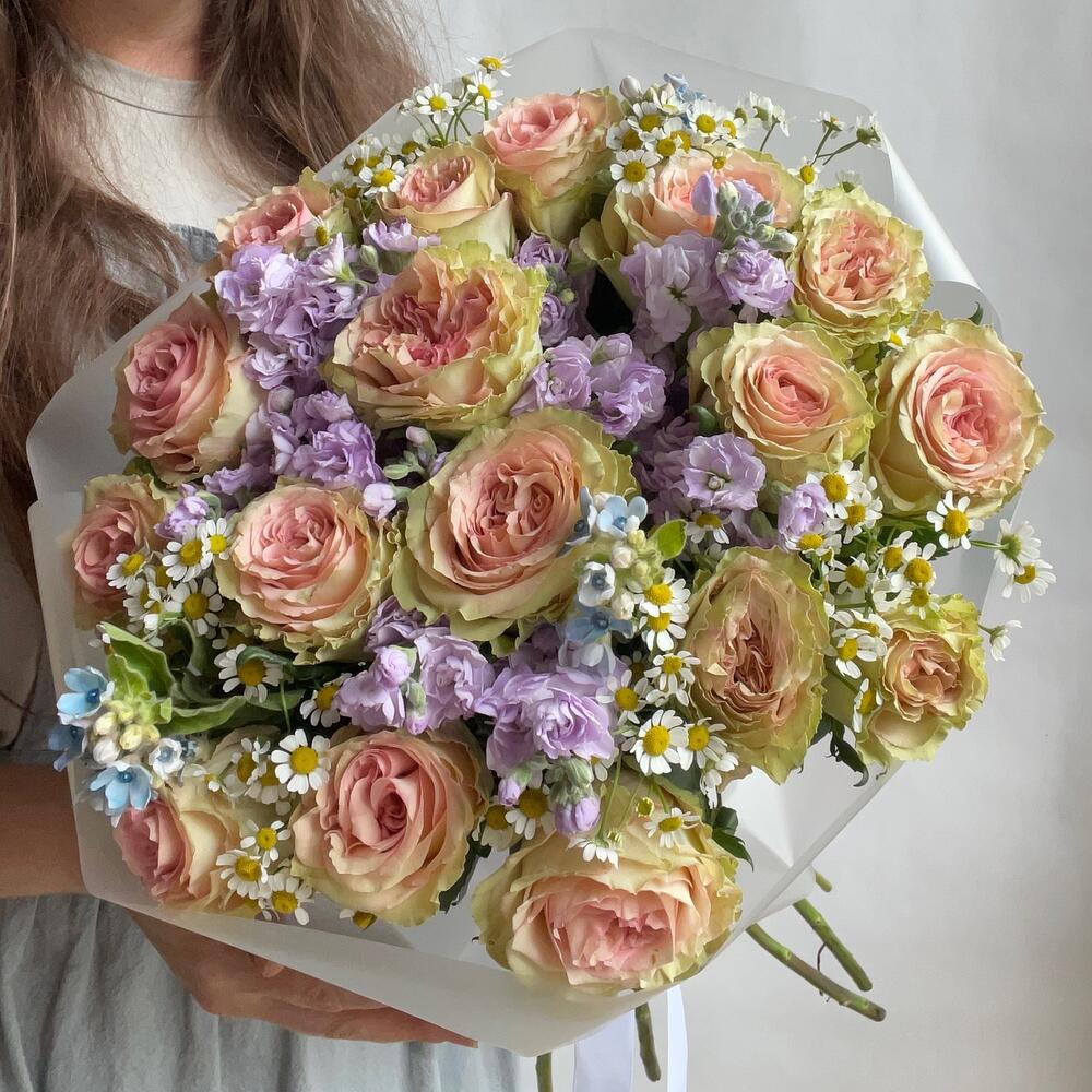17 пионовидных роз, маттиола, ромашка