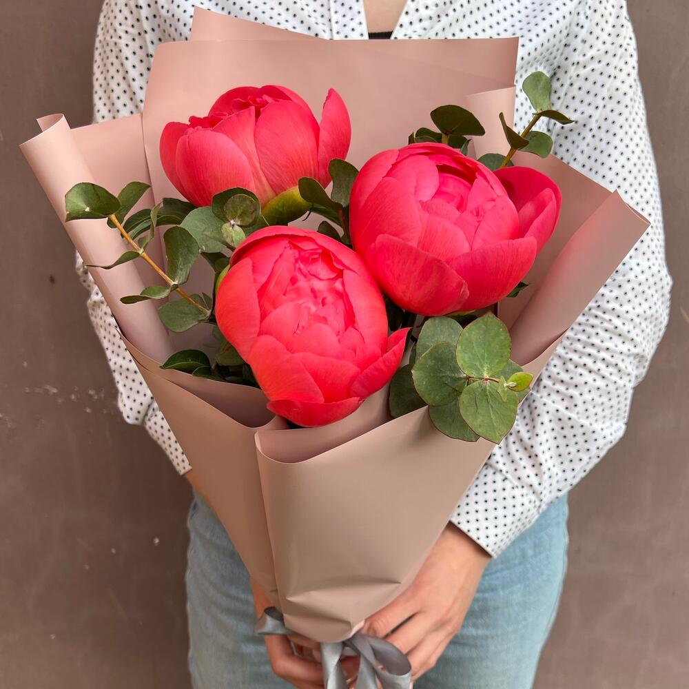 Большие коралловые пионы с эвкалиптом