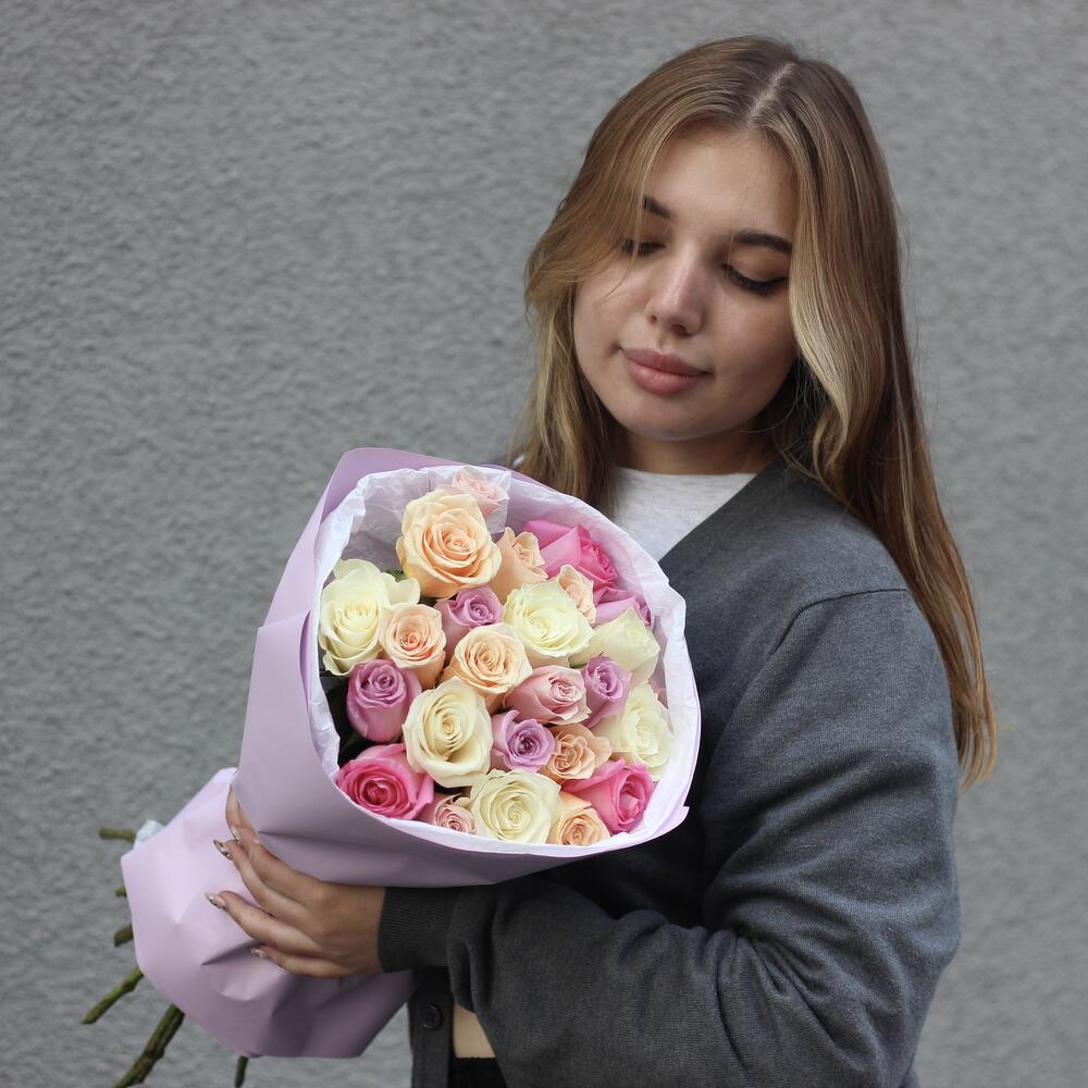 25 роз радужных с офорлением