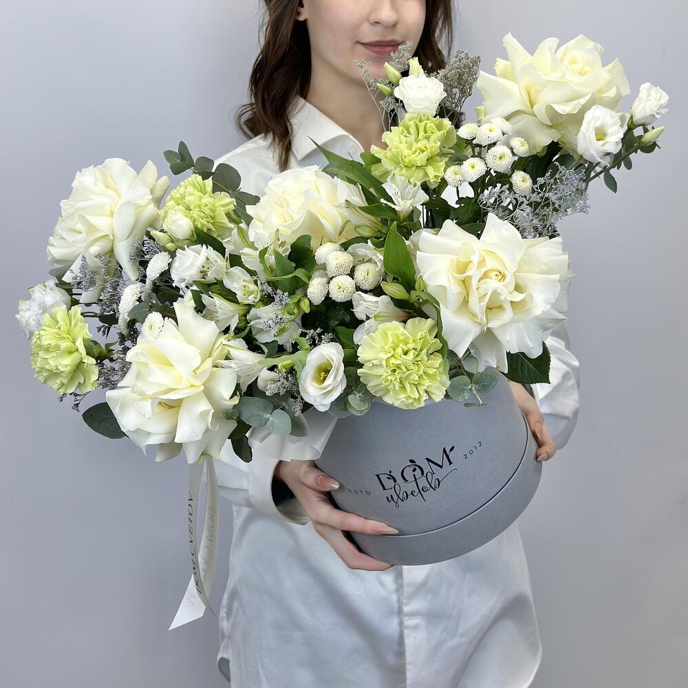 Цветы в коробке с Францускими розами, эустомой и гвоздиками (К022)