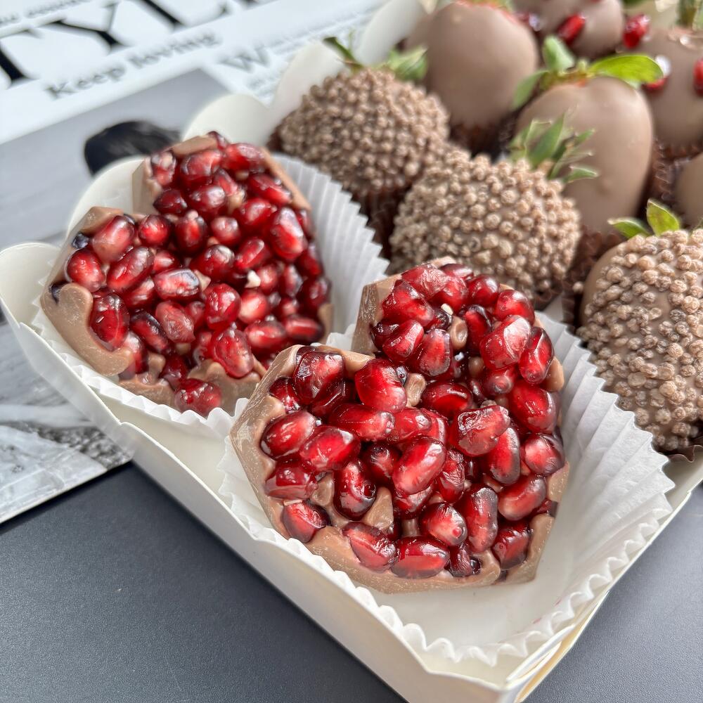Клубника и сердца с гранатом в шоколаде