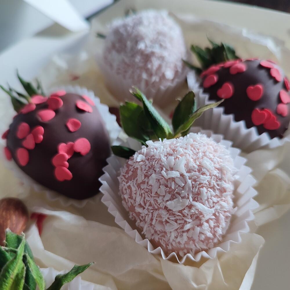 Клубника в шоколаде, набор " Амур"+ подарок от Vivienne Sabo — румяна MACARON