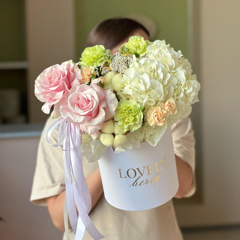 Гортензия с французами розами в шляпной коробке