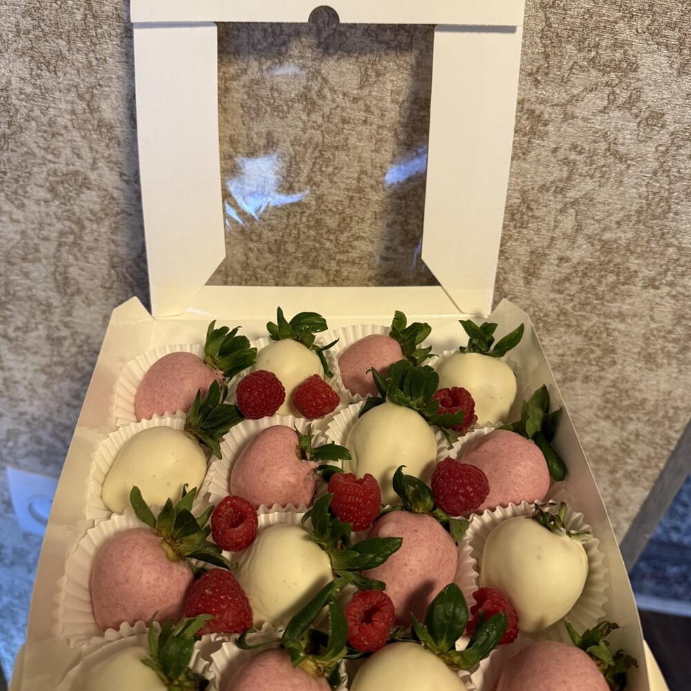 Princess Choco! набор из клубники с шоколадом и букетом диантусов! 🌸💐🍓🍿🍬🍭
