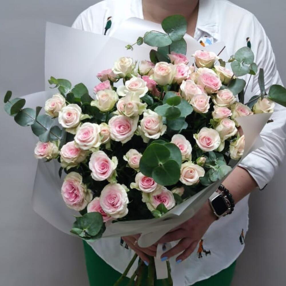 Нежный букет из кустовых роз и эвкалипта