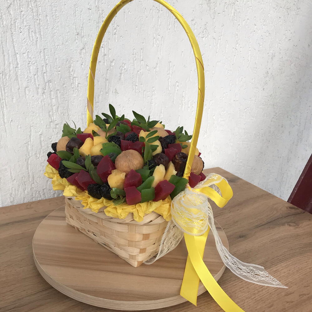 Корзина с сухофруктами