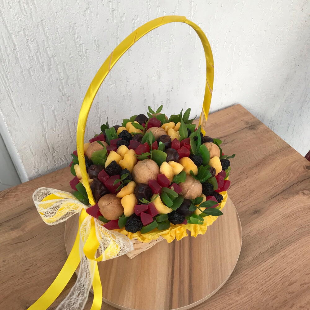 Корзина с сухофруктами