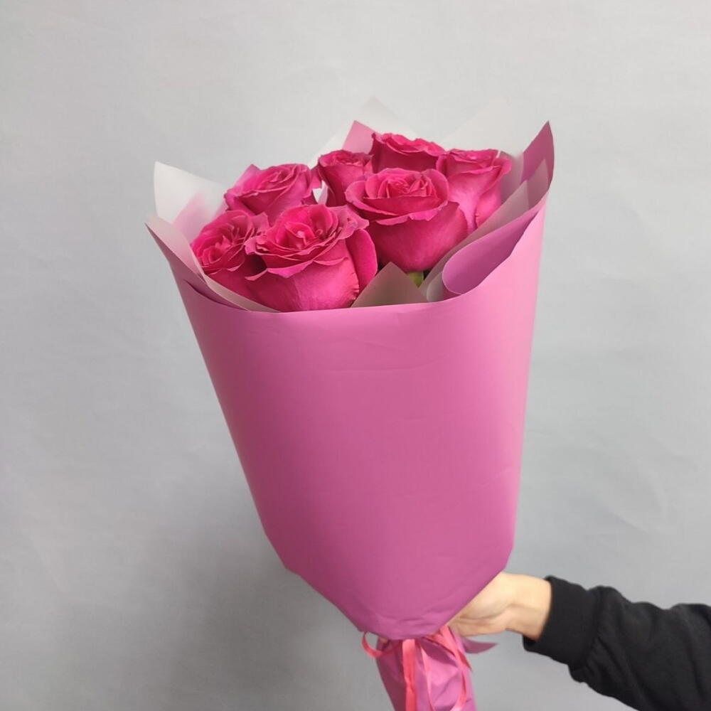 7 малиновых  роз