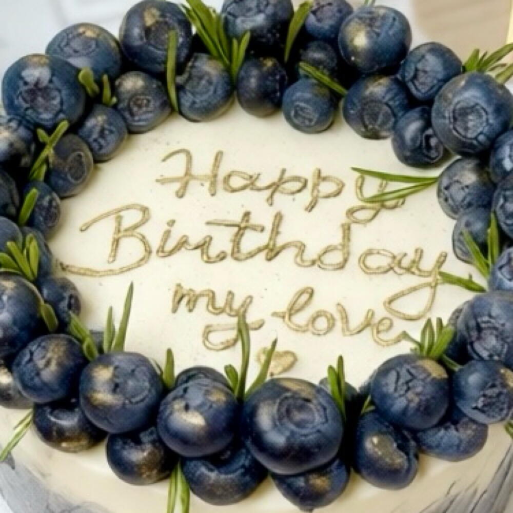 Торт на день рождения с голубикой,с мазками «Happy Birthday