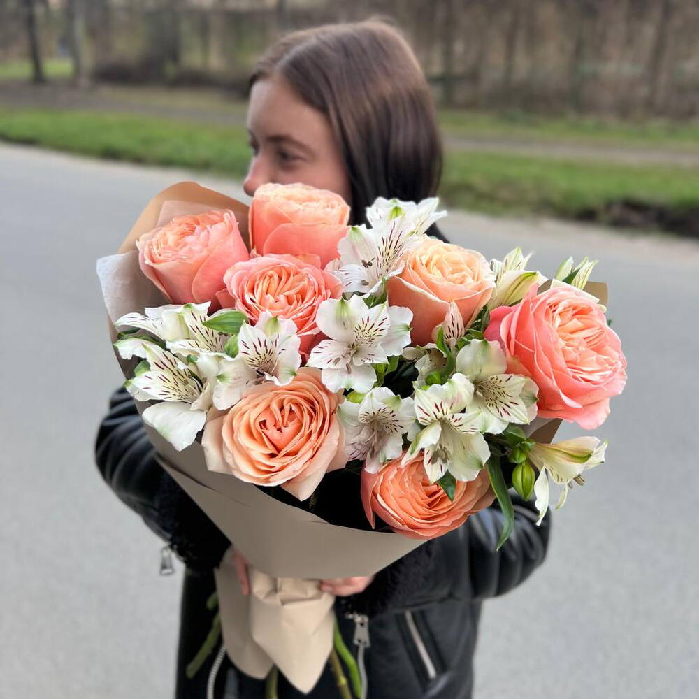 Букет из роз и альстромерий