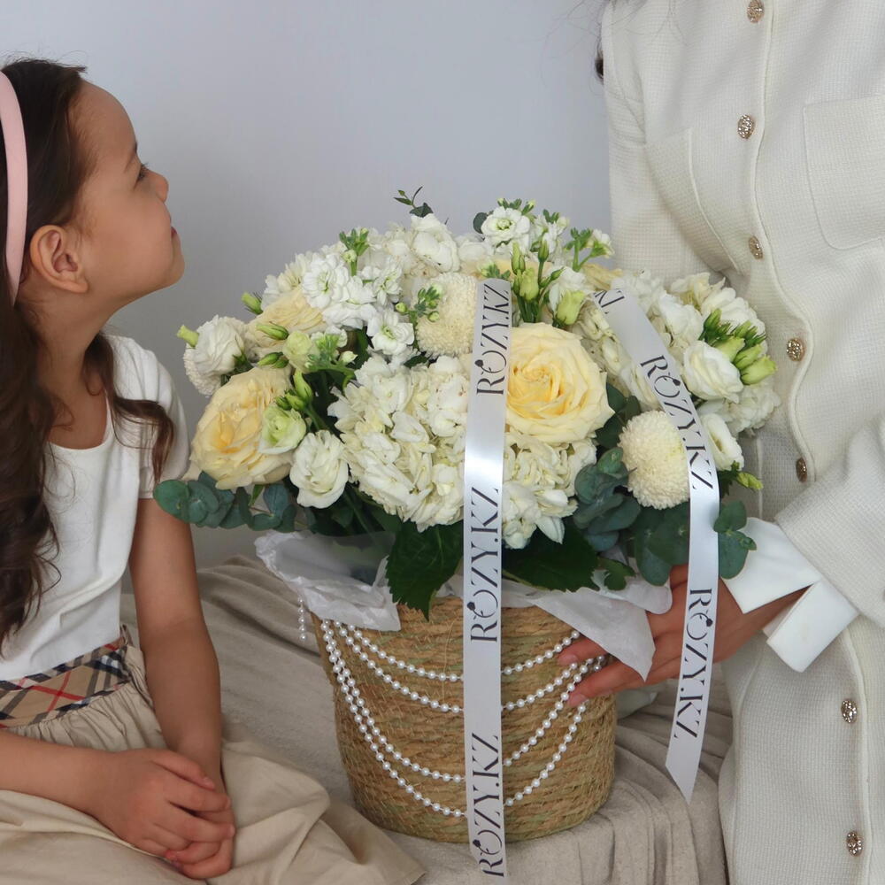 Корзина с белыми цветами PURE ELEGANCE