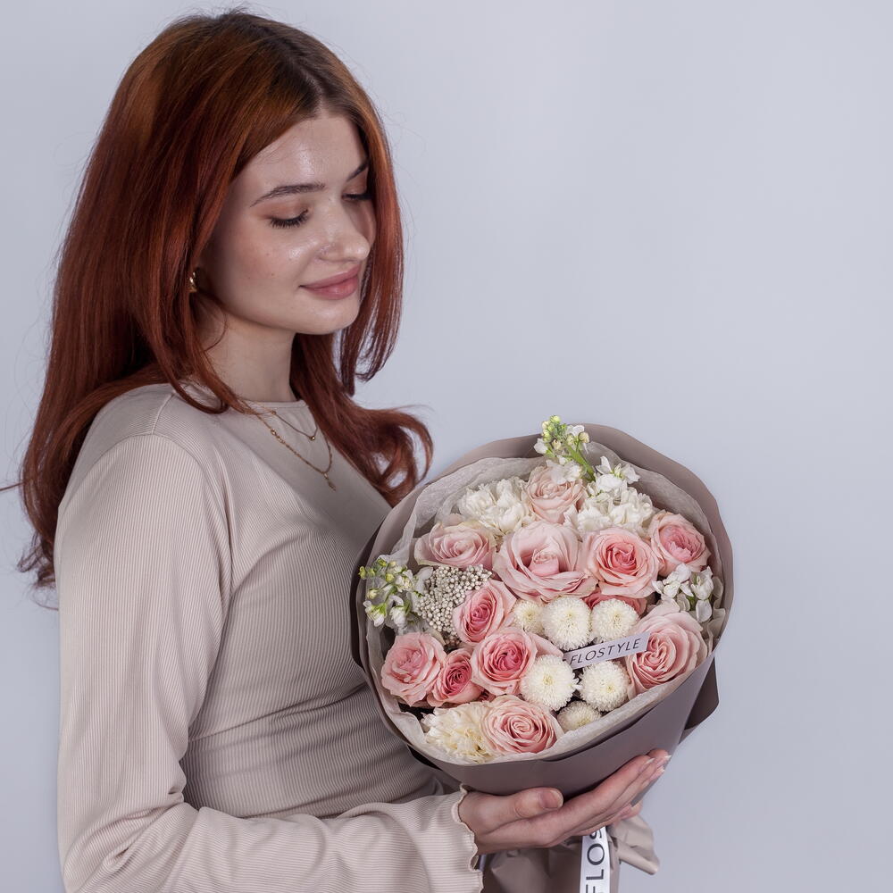 Авторский букет с нежными розами, кустовой розой, диантусами и маттиолой