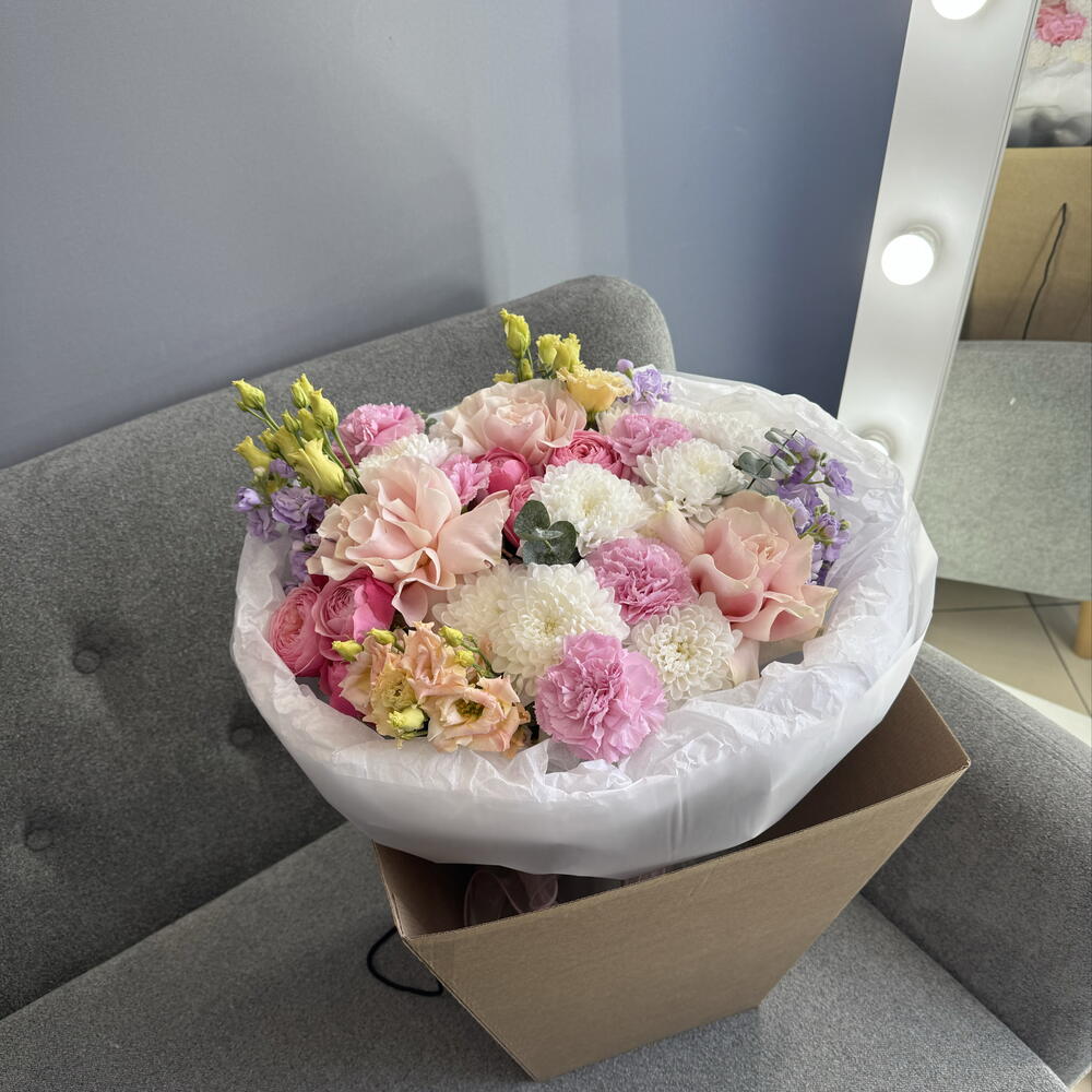 Авторский букет💐 с Француской Розой Пинк Мондиаль💕 сиреневой маттиолой💜и розовыми диантусами🩷