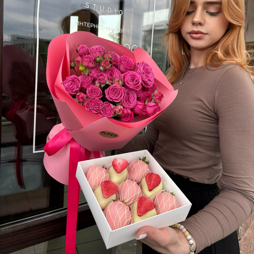 7 кустовых роз + клубника в шоколаде «Райское удовольствие»