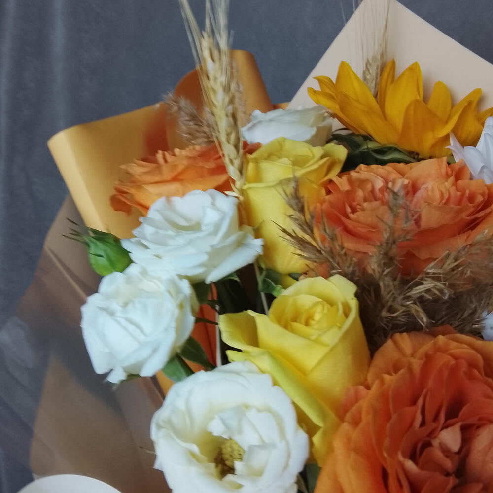 Подсолнух с розами и колосьями 💛