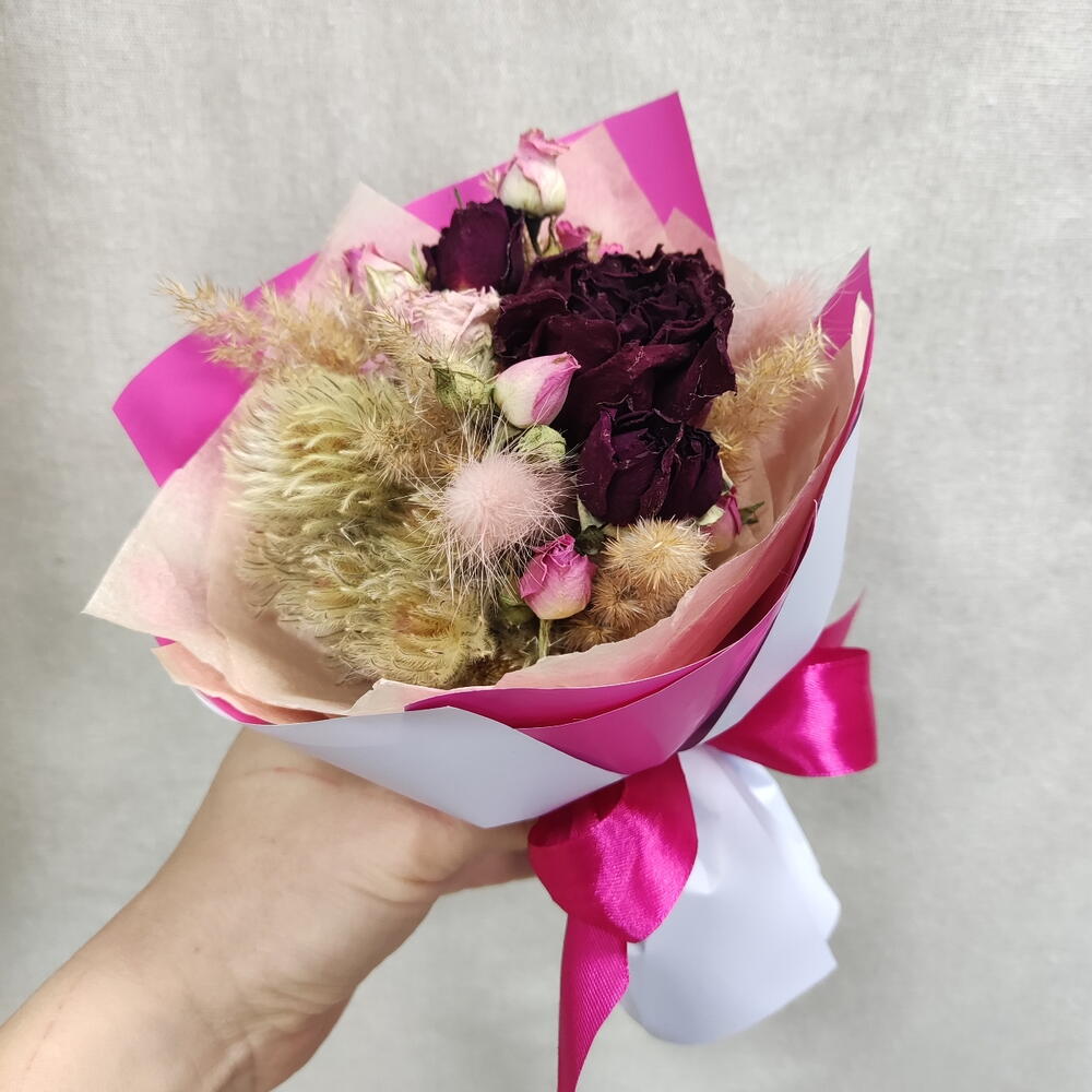 Букет-комплимент из бордовых роз, кустовых роз и лагуруса