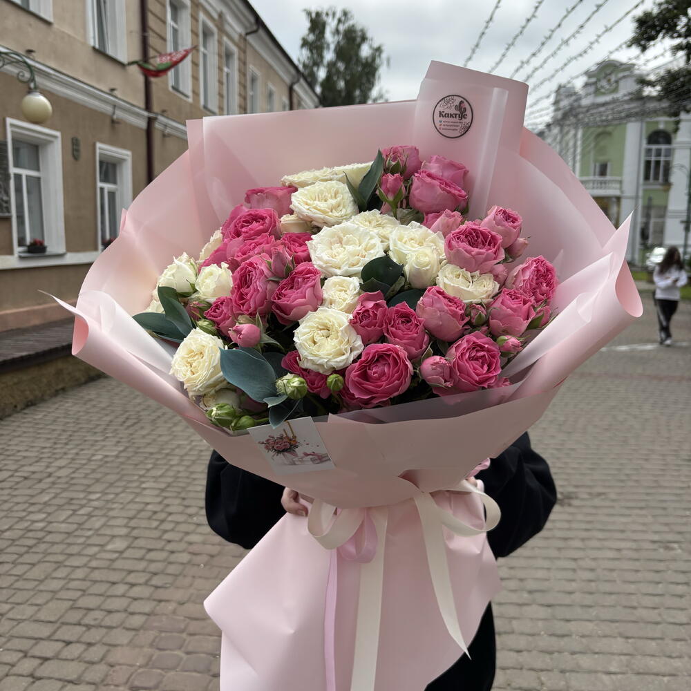 Букет «Роззи» из кустовых роз и зелени
