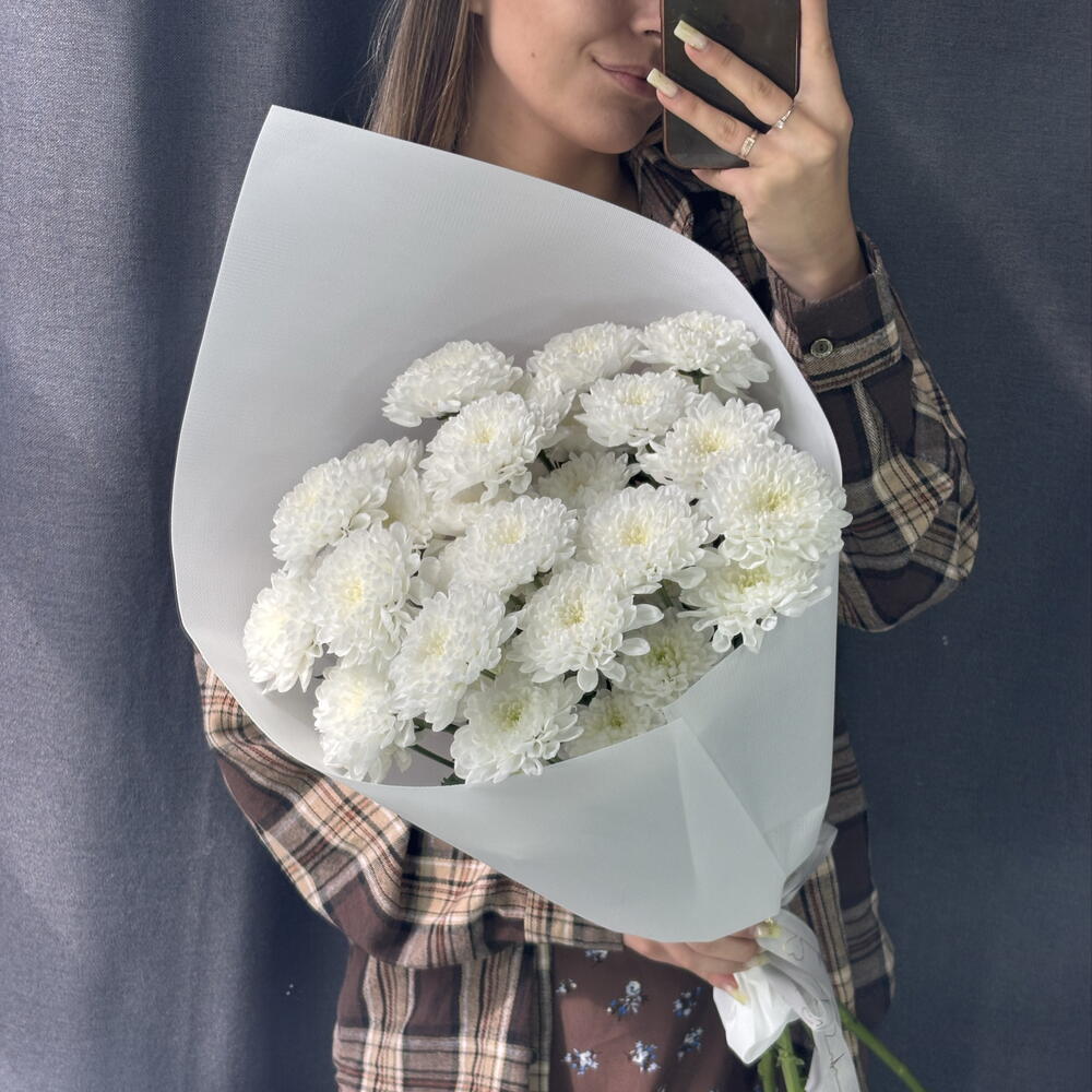 Нежный конвертик из пяти белоснежных хризантем 🤍