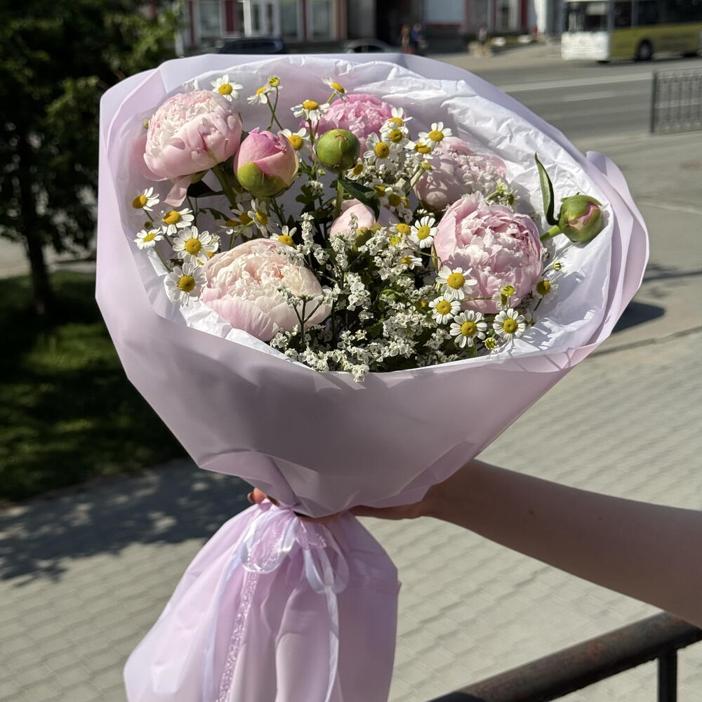 Букет из кустовых пионов и ромашек