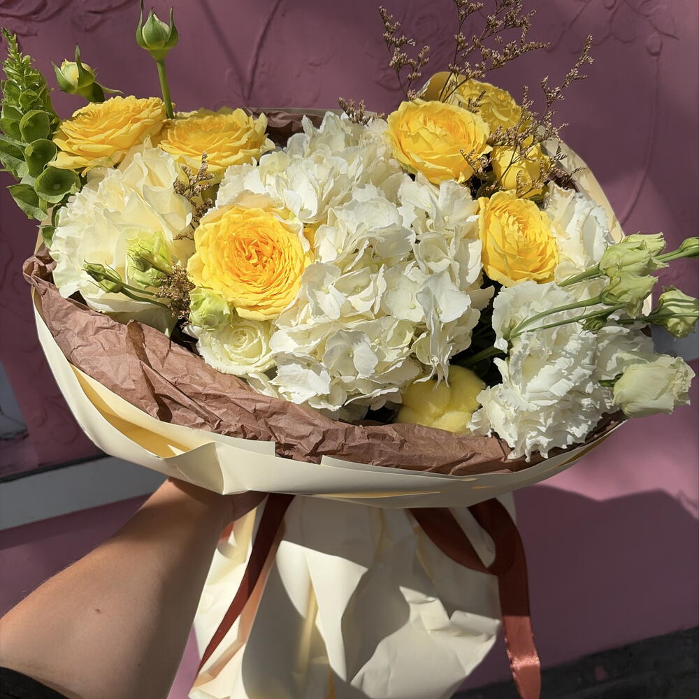 Авторский букет с гортензией,эустомой, кустовой пионовидной розой и хлопком