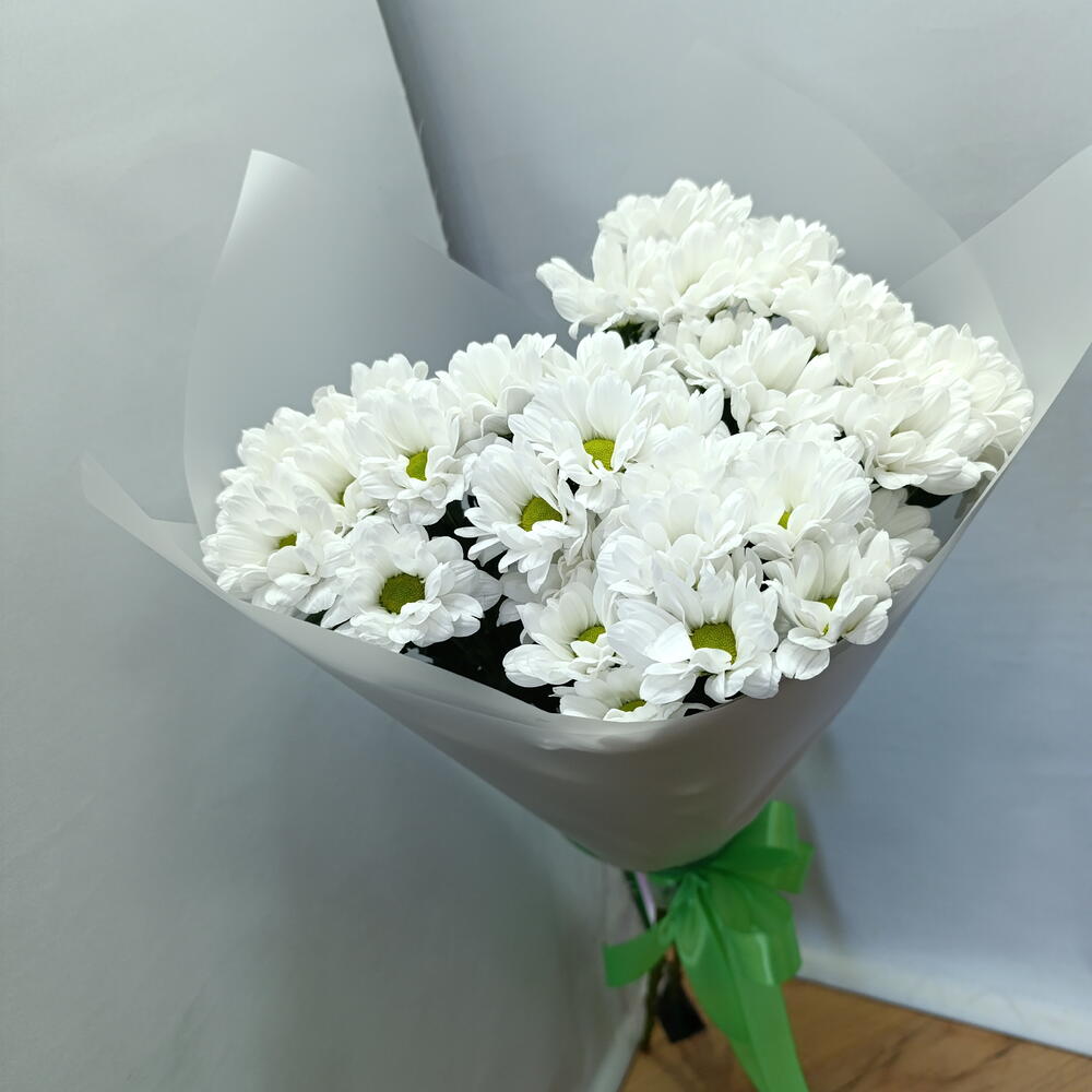 Букет 5 шт. белых кустовых хризантем Голландия, белая кустовая хризантема с оформлением